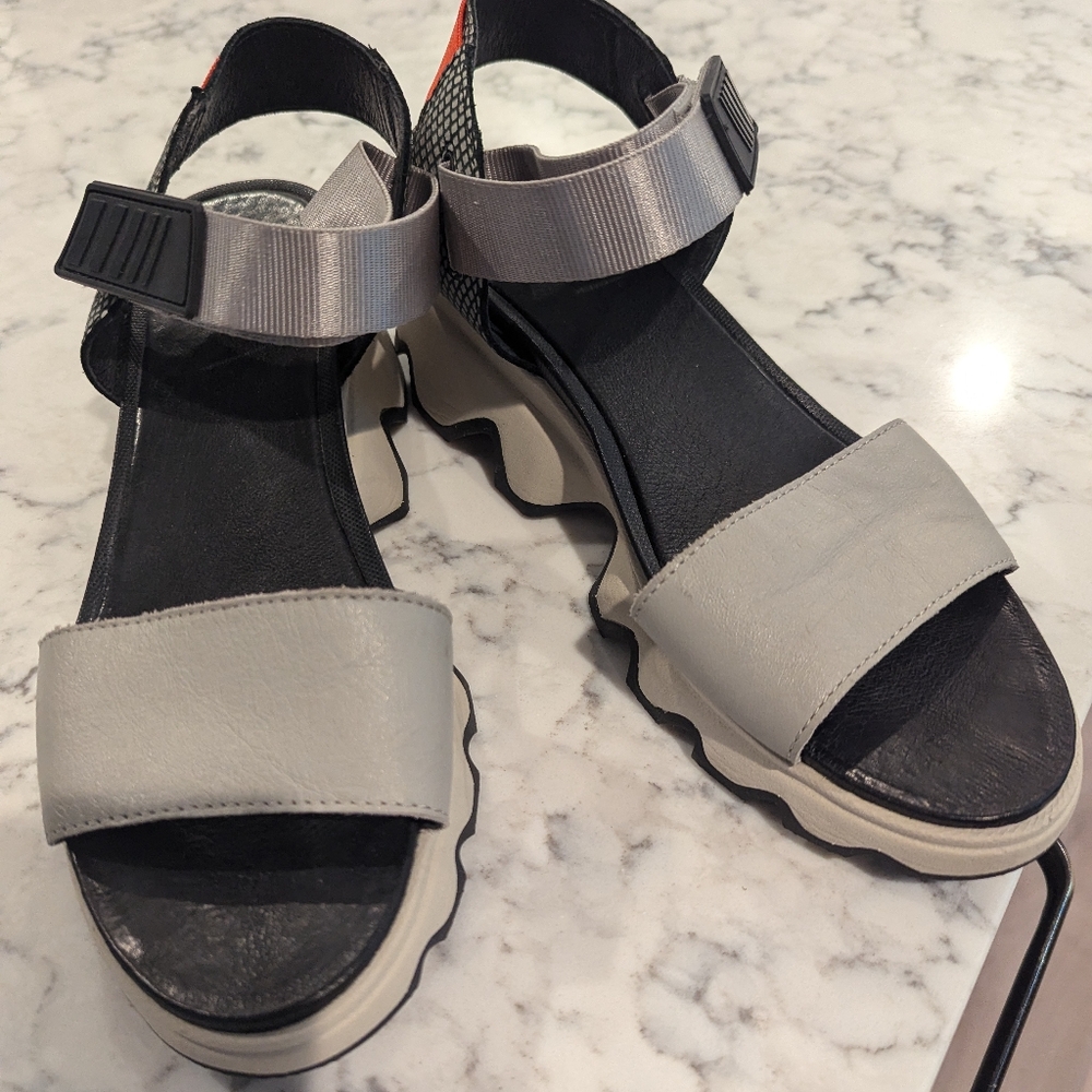 Sorel kinetic sandals 8.5